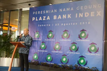 Commisioner of Plaza Bank Index in giving speech at formal ceremony of buildings new name